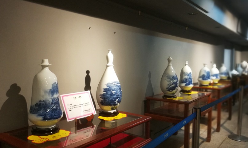 全域影視傳媒助力張福銘藍藝書畫陶瓷作品聯展獻禮建軍節